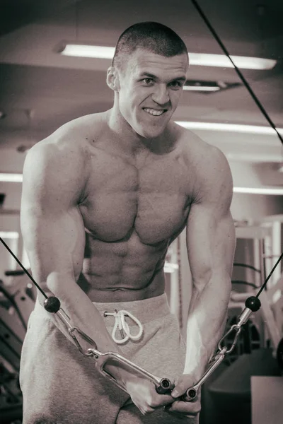 Sağlıklı bir yaşam tarzı. fitness salonunda adam kavramı