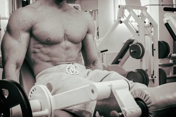 Sağlıklı bir yaşam tarzı. fitness salonunda adam kavramı