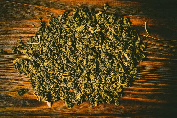 Ahşap arka planda yeşil çay