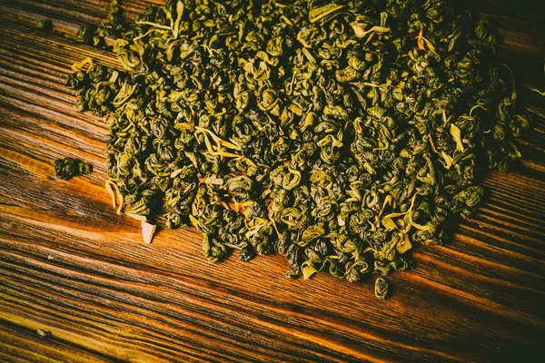 Ahşap arka planda yeşil çay