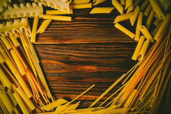 Különböző Típusú Tészták Fából Készült Háttéren — Stock Fotó