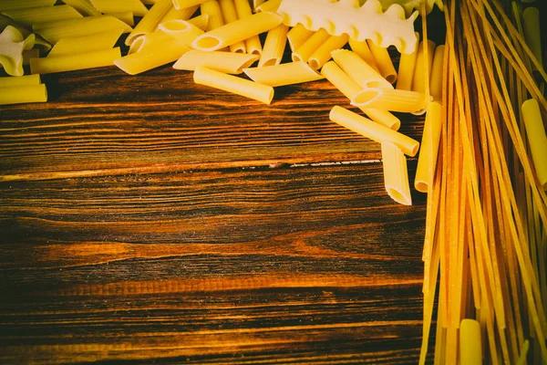 Ahşap bir masa üzerinde makarna