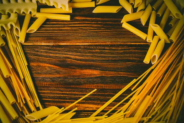 Különböző Típusú Tészták Fából Készült Háttéren — Stock Fotó