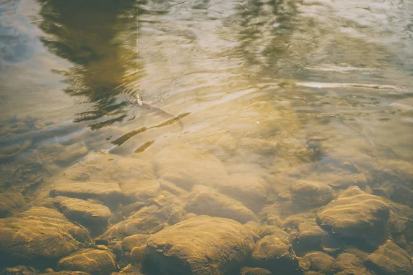 Güzel dağ nehir, muhteşem manzara