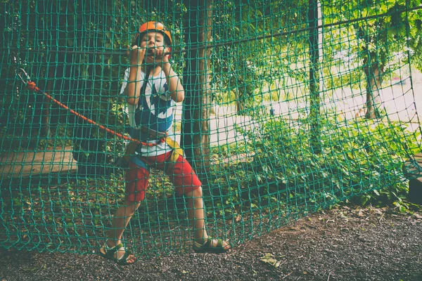 Çocuk bir kolye park tırmanıyor