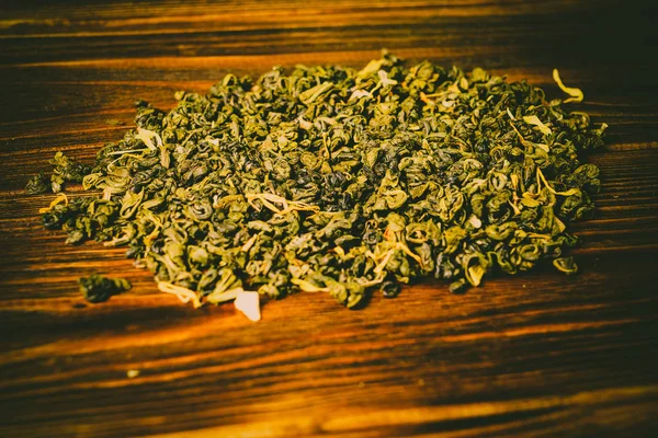 Ahşap arka planda yeşil çay