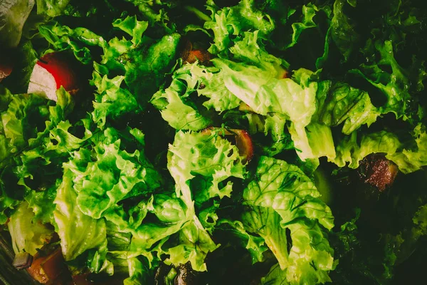 Ahşap bir zemin üzerine yeşil sebze salatası