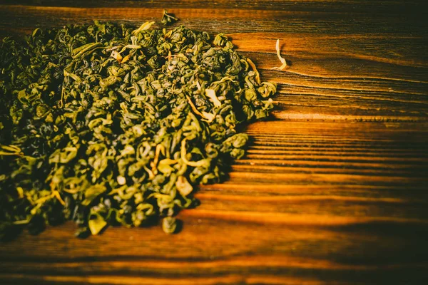 Ahşap arka planda yeşil çay