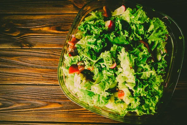 Ahşap bir zemin üzerine yeşil sebze salatası