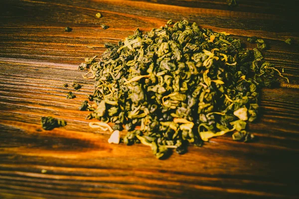 Grüner Tee Auf Einem Hölzernen Hintergrund — Stockfoto