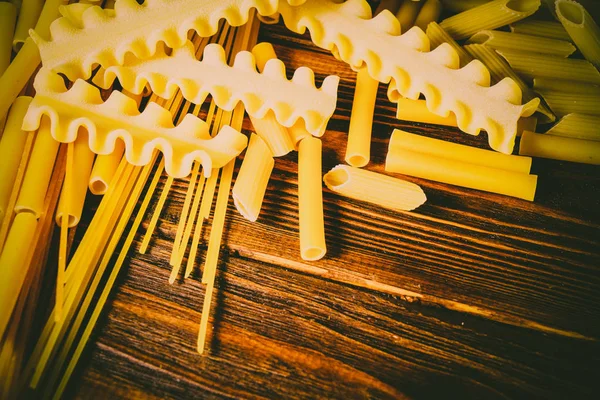 Ahşap bir masa üzerinde makarna