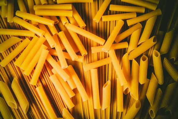 Ahşap arka planda farklı türde makarna.