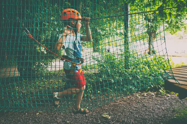 Der Junge Klettert Auf Einen Pendelpark — Stockfoto