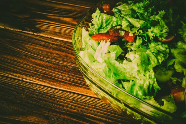 Ahşap bir zemin üzerine yeşil sebze salatası