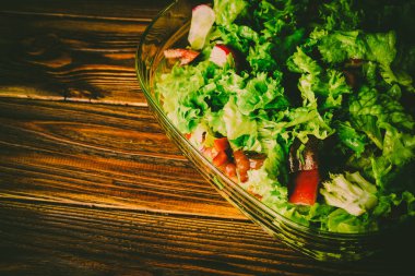 Ahşap bir zemin üzerine yeşil sebze salatası