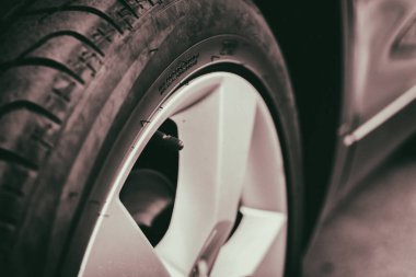 Açık kemerli ve arabanın tekerlekleri