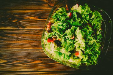 Ahşap bir zemin üzerine yeşil sebze salatası