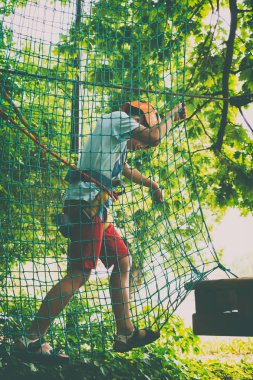 Çocuk bir kolye park tırmanıyor