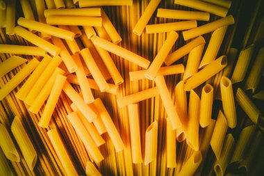 Ahşap arka planda farklı türde makarna.