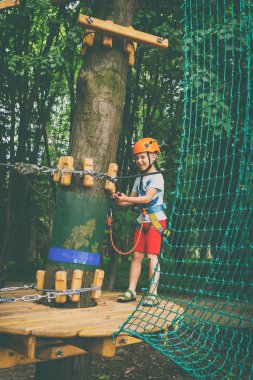 Çocuk bir kolye park tırmanıyor