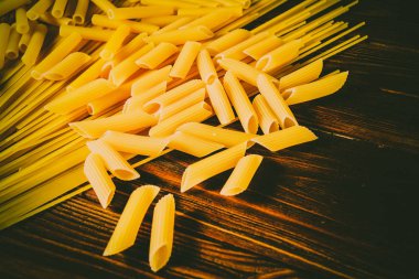 Ahşap arka planda farklı türde makarna.