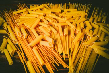 Ahşap arka planda farklı türde makarna.