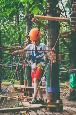 Çocuk bir halat Parkı tırmanıyor