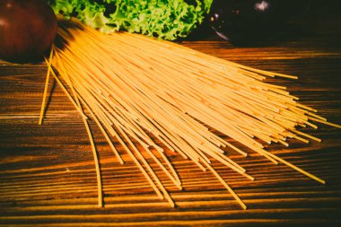 Spagetti ve sebze ahşap arka plan üzerinde