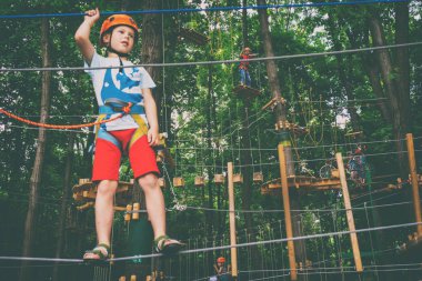 Çocuk bir halat Parkı tırmanıyor