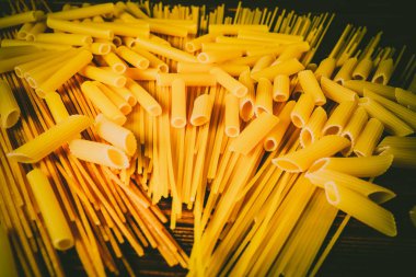 Ahşap arka planda farklı türde makarna.