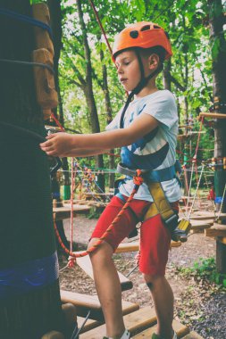 Çocuk bir halat Parkı tırmanıyor