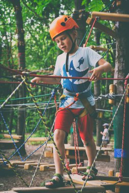 Çocuk bir halat Parkı tırmanıyor