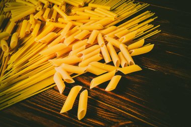 Ahşap arka planda farklı türde makarna.