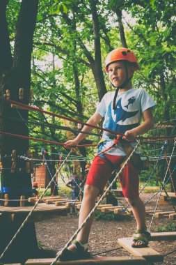 Çocuk bir halat Parkı tırmanıyor