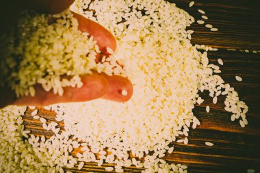 ahşap bir masa üzerinde pirinç