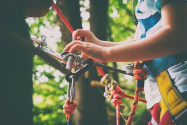 Çocuk bir halat Parkı tırmanıyor