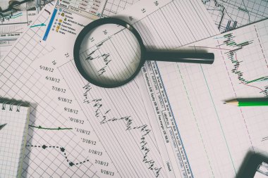 Mali grafik Büyüteç ve kalemler