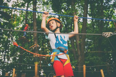 Çocuk bir halat Parkı tırmanıyor