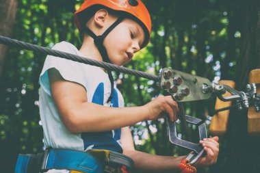 Çocuk bir kolye park tırmanıyor