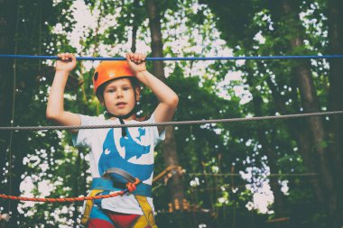 Çocuk bir halat Parkı tırmanıyor
