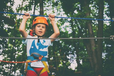 Çocuk bir halat Parkı tırmanıyor