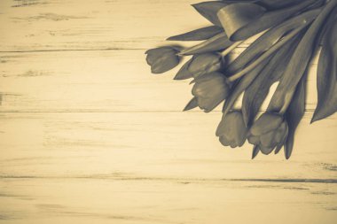 Ahşap beyaz zemin üzerine güzel çiçekler