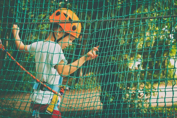 Der Junge Klettert Auf Einen Pendelpark — Stockfoto