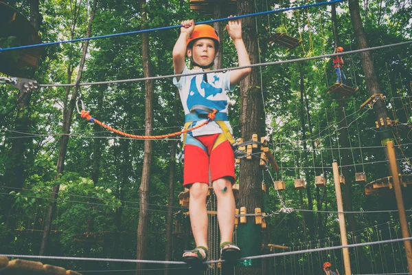 Çocuk bir halat Parkı tırmanıyor