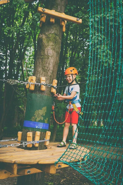 Çocuk bir kolye park tırmanıyor