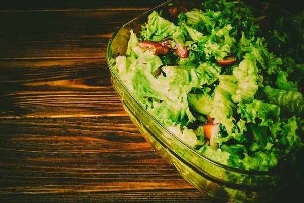 Ahşap bir zemin üzerine yeşil sebze salatası