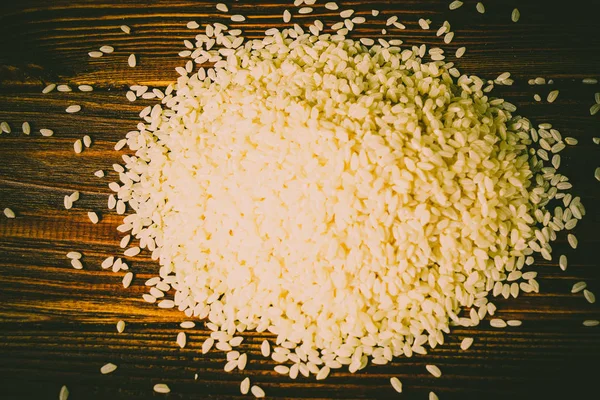 ahşap bir arka plan üzerinde pirinç