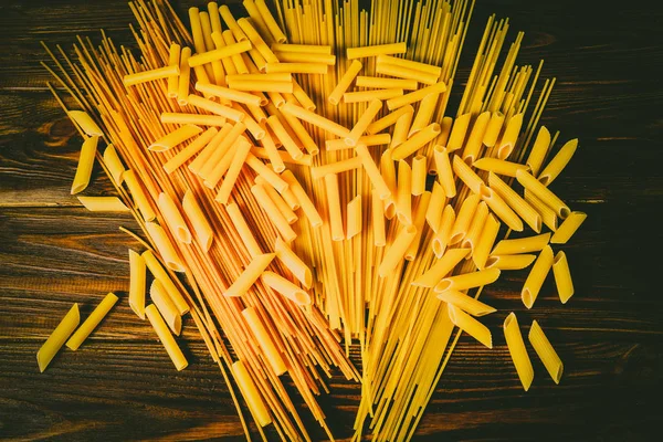 Ahşap arka planda farklı türde makarna.