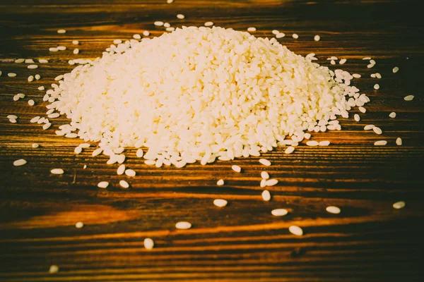 ahşap bir arka plan üzerinde pirinç