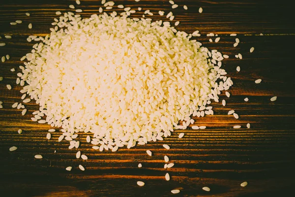 ahşap bir masa üzerinde pirinç